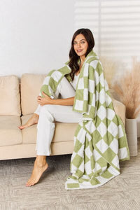 Cuddley Checkered Decorative Throw Blanket**